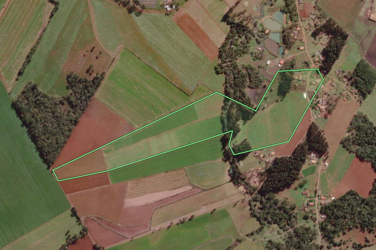 Imagem de satélite do imóvel rural em Canoinhas (SC), com o contorno declarado no CAR desenhado por cima.