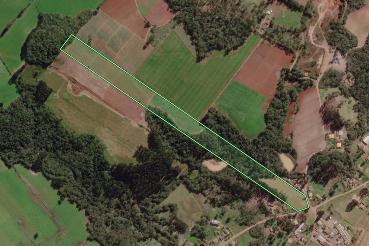 Imagem de satélite do imóvel rural em Canoinhas (SC), com o contorno declarado no CAR desenhado por cima.