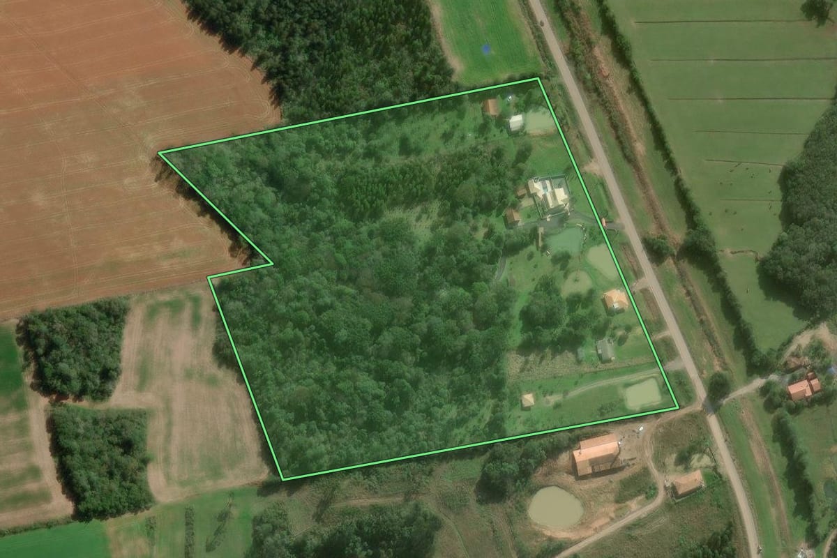 Imagem de satélite do imóvel rural em Canoinhas (SC), com o contorno declarado no CAR desenhado por cima.
