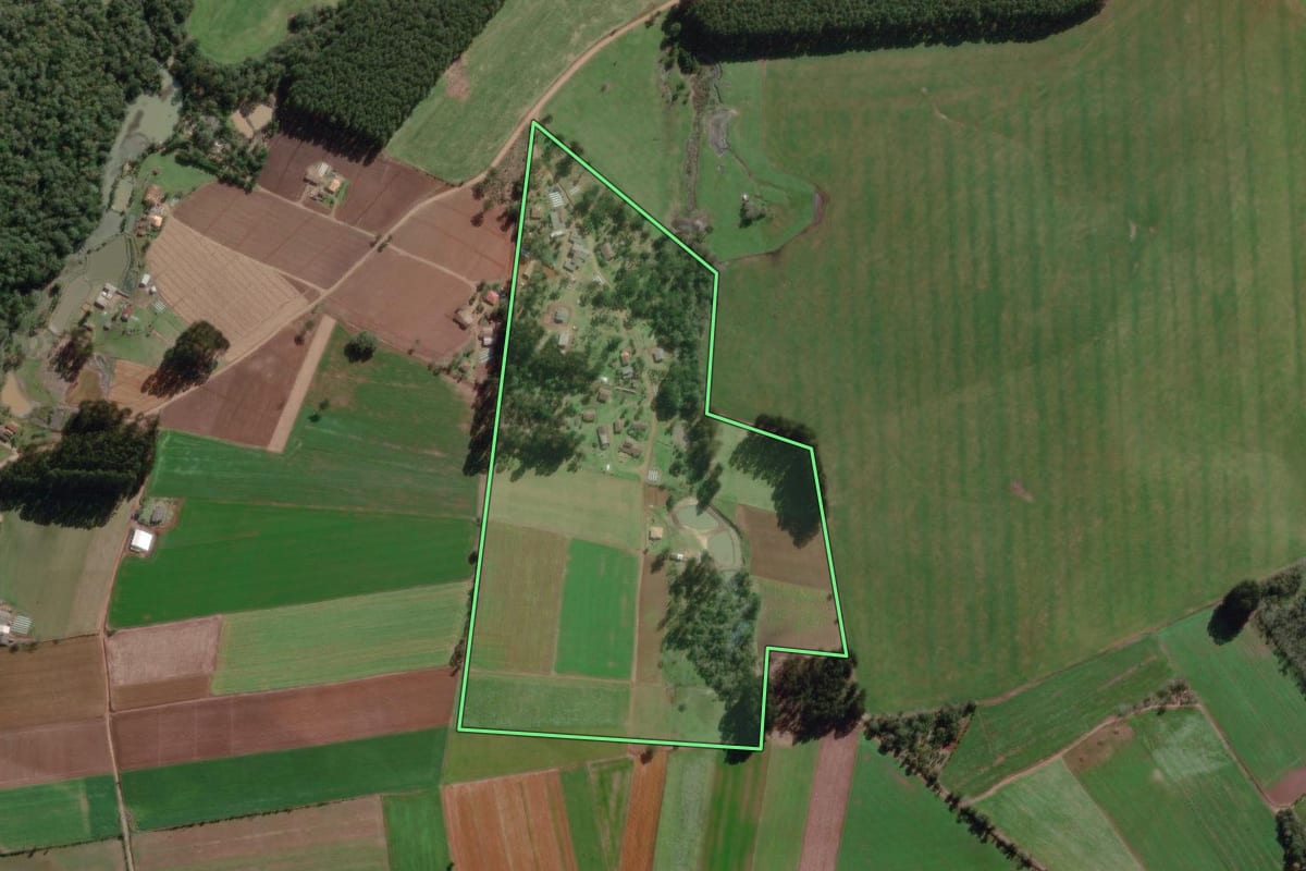 Imagem de satélite do imóvel rural em Canoinhas (SC), com o contorno declarado no CAR desenhado por cima.