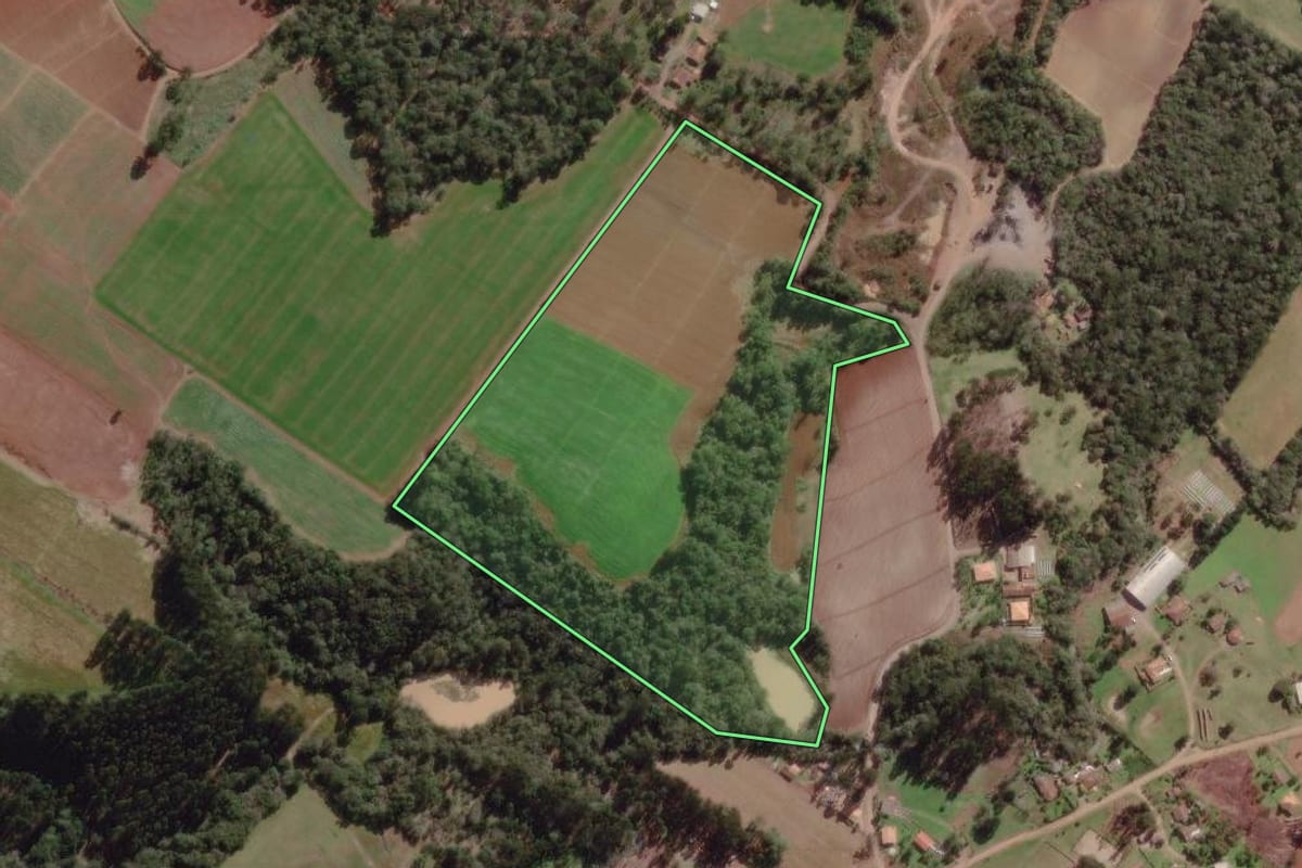 Imagem de satélite do imóvel rural em Canoinhas (SC), com o contorno declarado no CAR desenhado por cima.