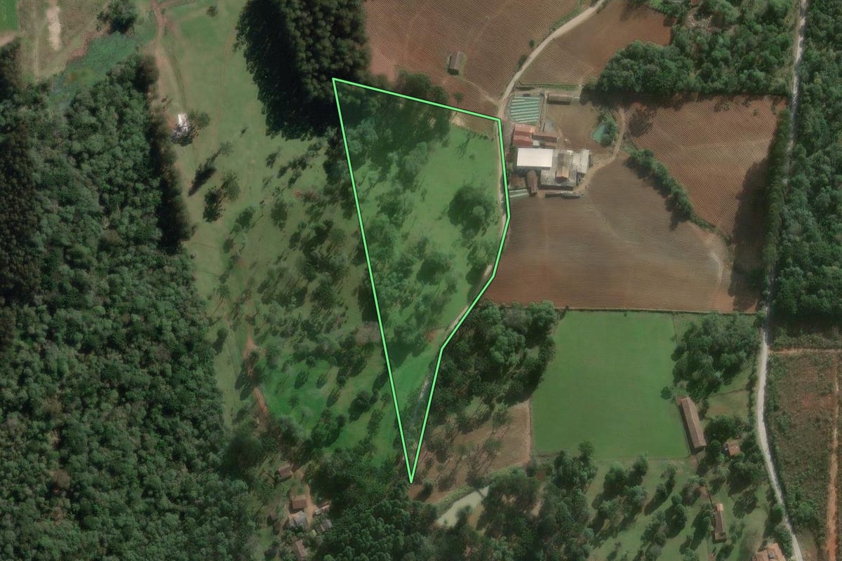 Imagem de satélite do imóvel rural em Canoinhas (SC), com o contorno declarado no CAR desenhado por cima.