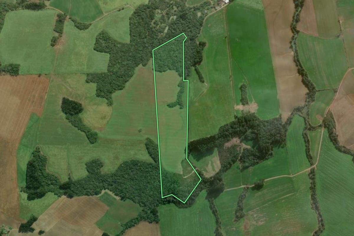 Imagem de satélite do imóvel rural em Canoinhas (SC), com o contorno declarado no CAR desenhado por cima.