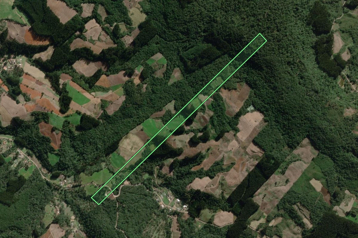 Imagem de satélite do imóvel rural em Canoinhas (SC), com o contorno declarado no CAR desenhado por cima.