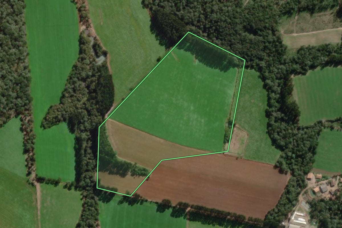 Imagem de satélite do imóvel rural em Canoinhas (SC), com o contorno declarado no CAR desenhado por cima.