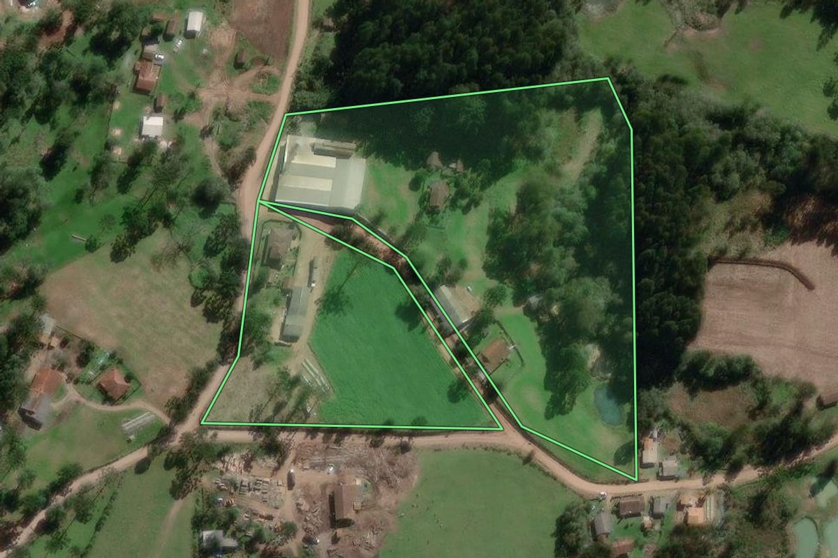 Imagem de satélite do imóvel rural em Canoinhas (SC), com o contorno declarado no CAR desenhado por cima.