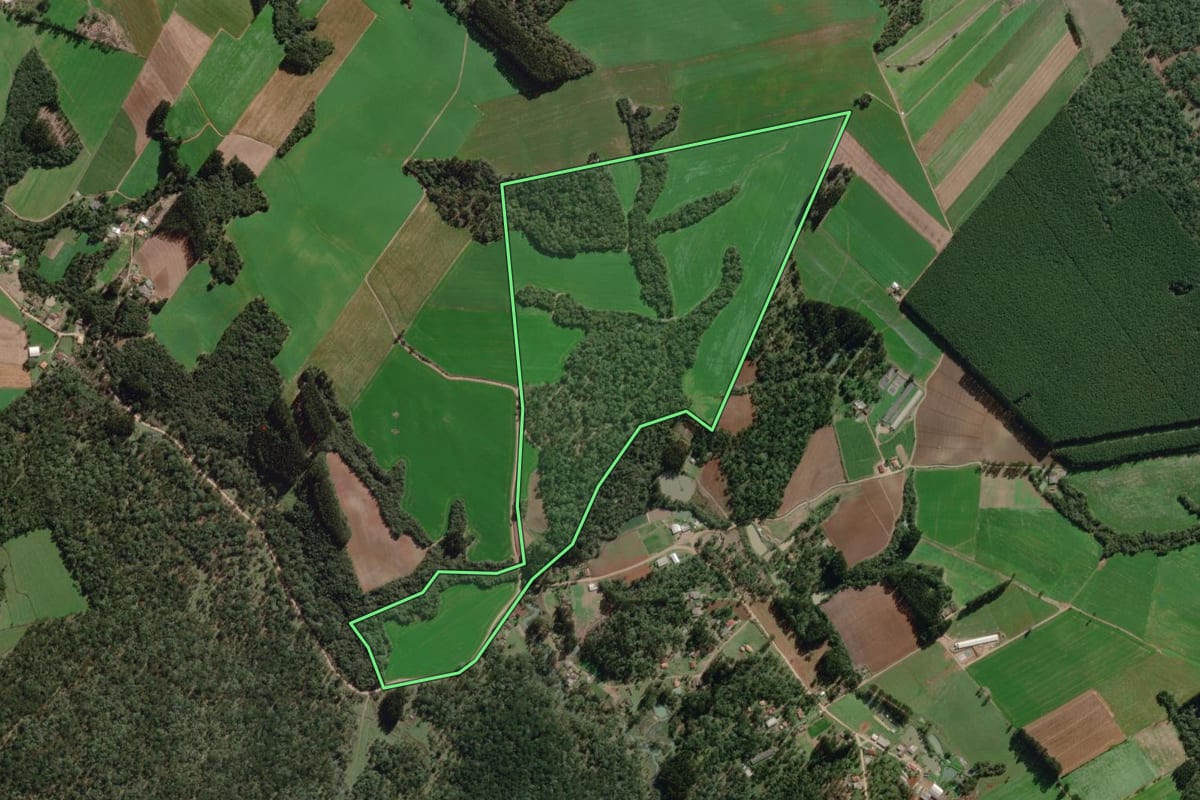 Imagem de satélite do imóvel rural em Canoinhas (SC), com o contorno declarado no CAR desenhado por cima.