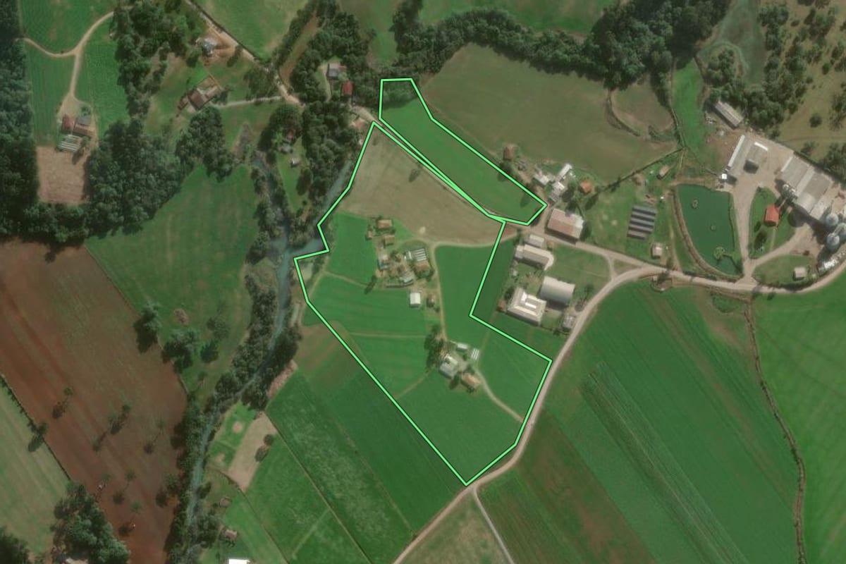 Imagem de satélite do imóvel rural em Canoinhas (SC), com o contorno declarado no CAR desenhado por cima.