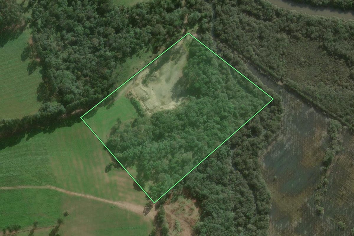 Imagem de satélite do imóvel rural em Canoinhas (SC), com o contorno declarado no CAR desenhado por cima.