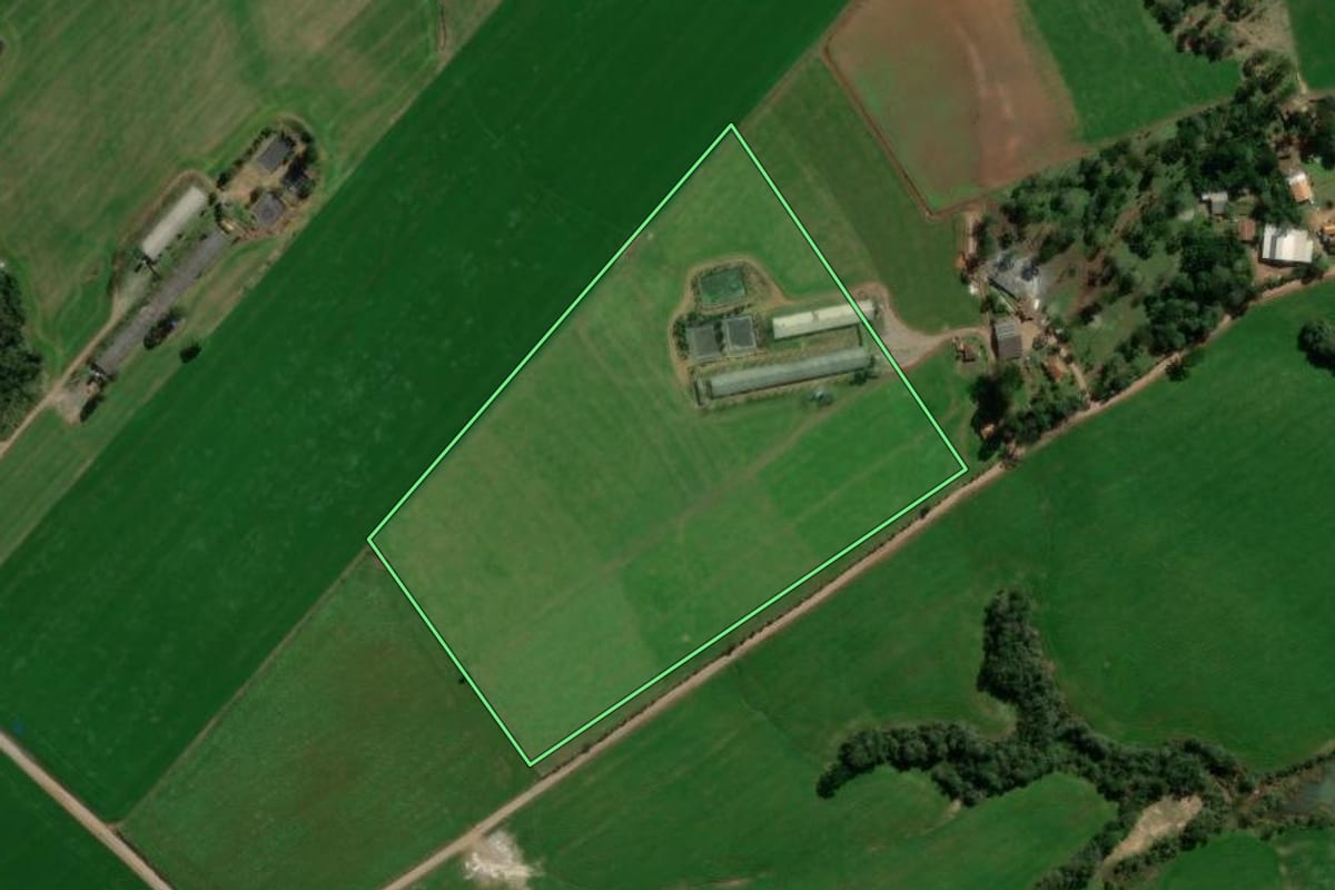 Imagem de satélite do imóvel rural em Canoinhas (SC), com o contorno declarado no CAR desenhado por cima.