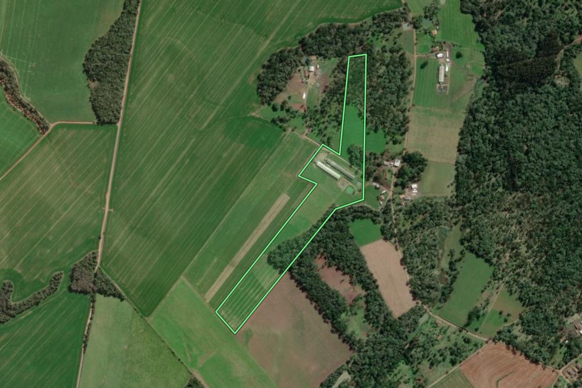 Imagem de satélite do imóvel rural em Canoinhas (SC), com o contorno declarado no CAR desenhado por cima.