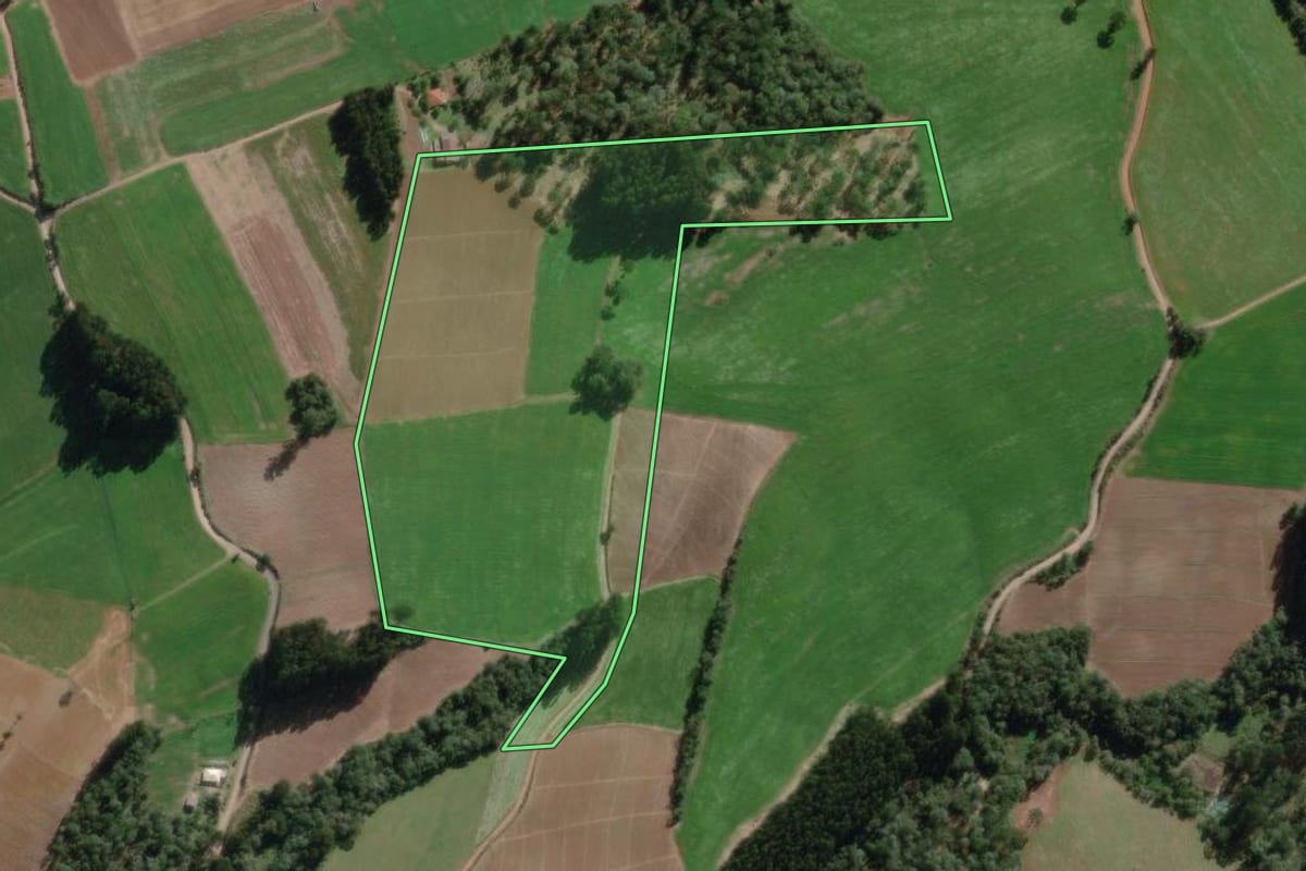 Imagem de satélite do imóvel rural em Canoinhas (SC), com o contorno declarado no CAR desenhado por cima.