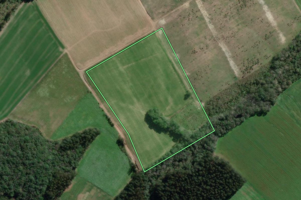 Imagem de satélite do imóvel rural em Canoinhas (SC), com o contorno declarado no CAR desenhado por cima.