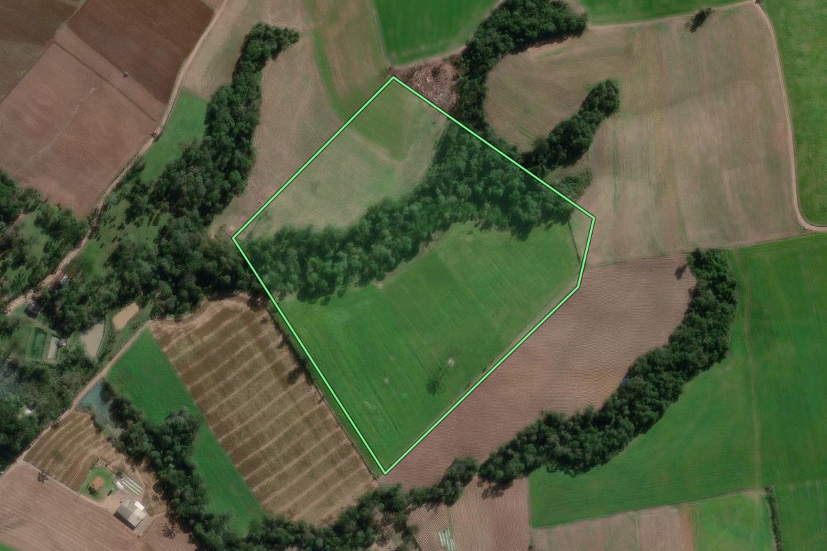 Imagem de satélite do imóvel rural em Canoinhas (SC), com o contorno declarado no CAR desenhado por cima.
