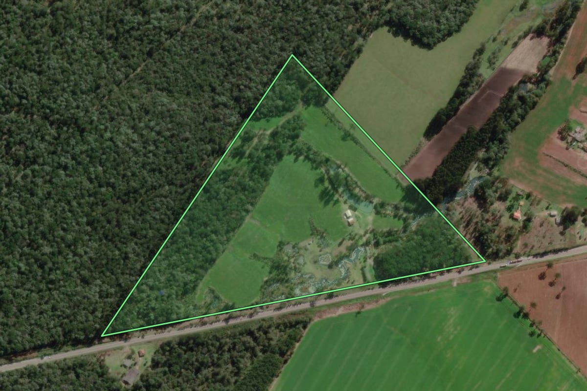 Imagem de satélite do imóvel rural em Canoinhas (SC), com o contorno declarado no CAR desenhado por cima.