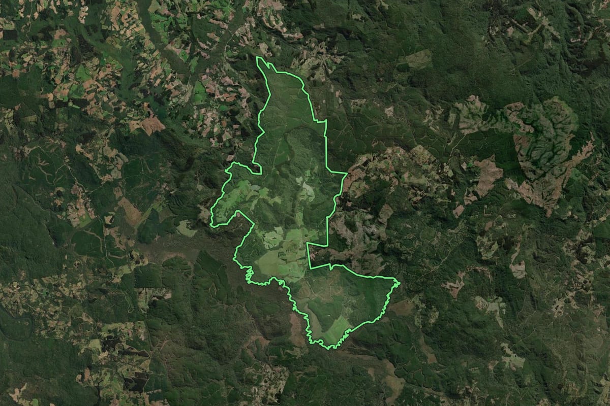 Imagem de satélite do imóvel rural em Canoinhas (SC), com o contorno declarado no CAR desenhado por cima.