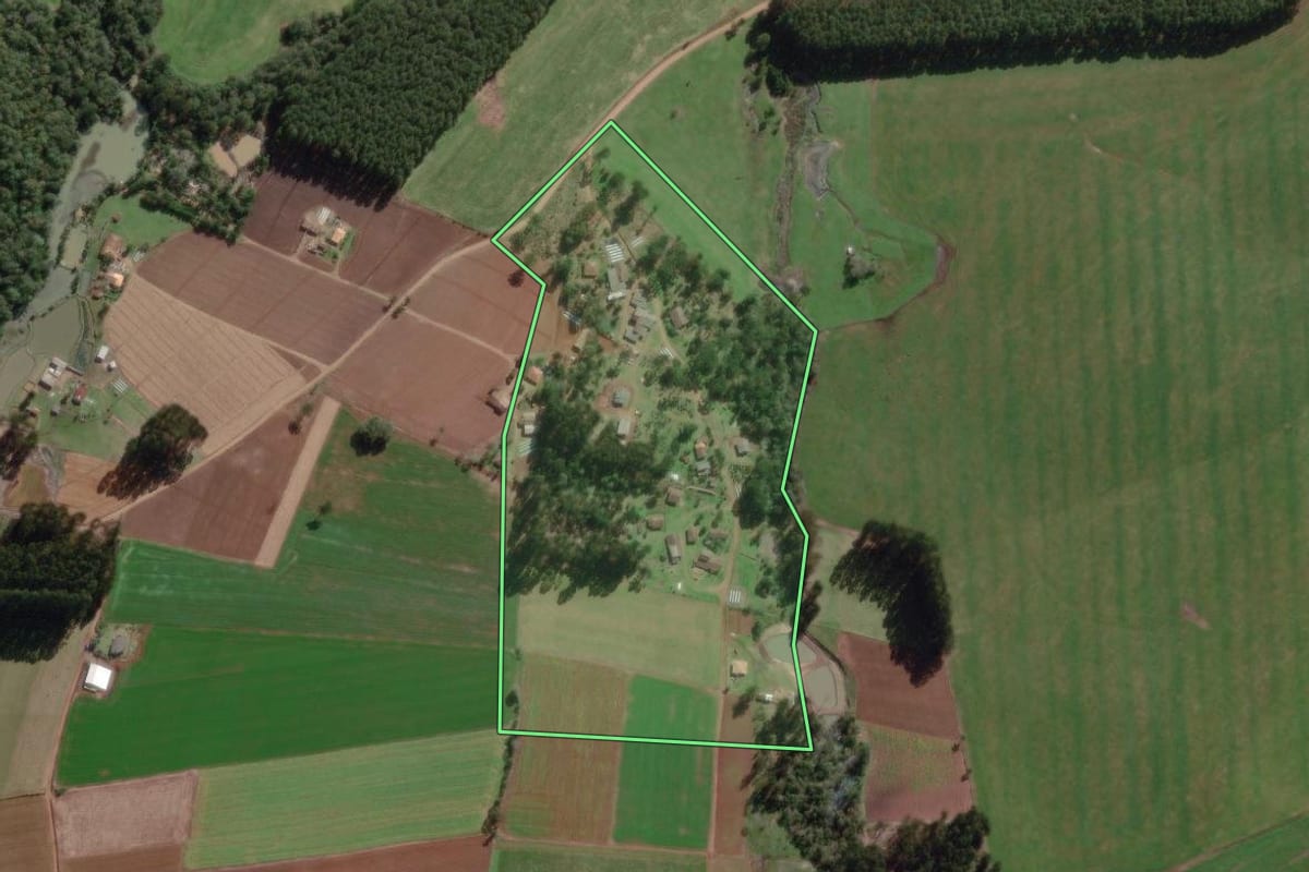 Imagem de satélite do imóvel rural em Canoinhas (SC), com o contorno declarado no CAR desenhado por cima.