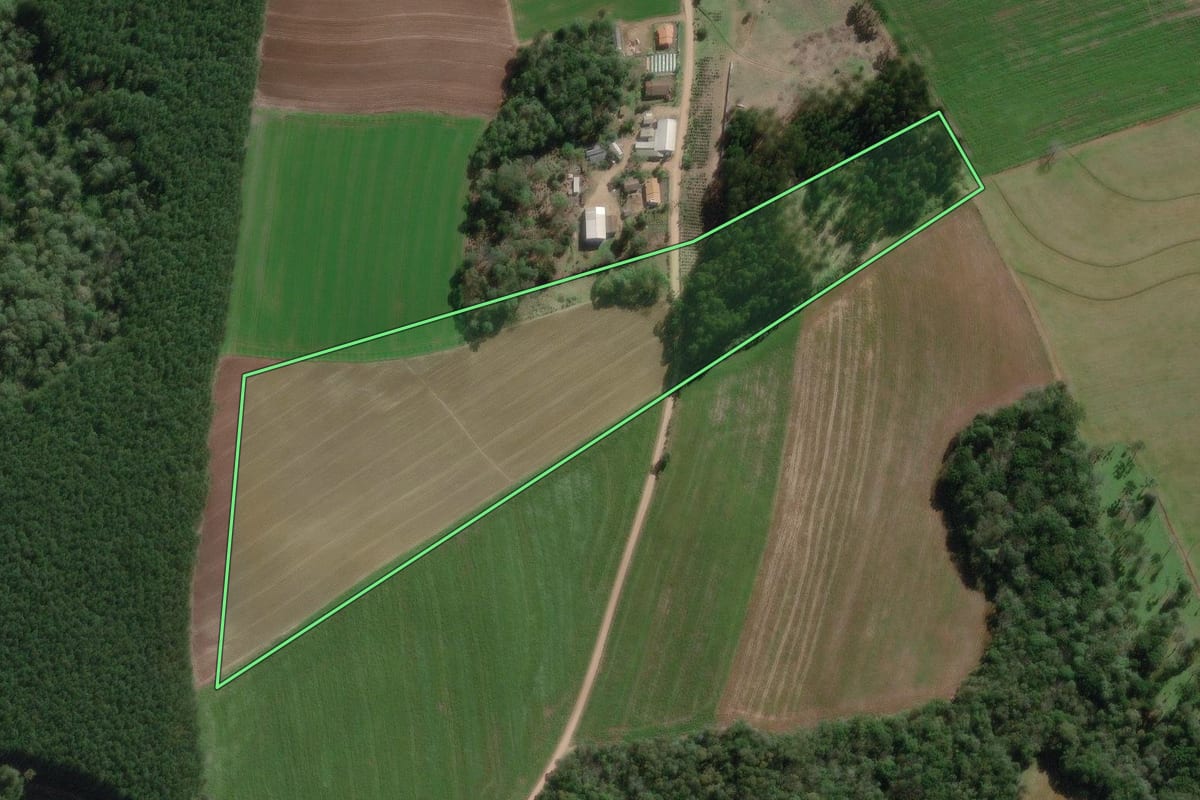 Imagem de satélite do imóvel rural em Canoinhas (SC), com o contorno declarado no CAR desenhado por cima.