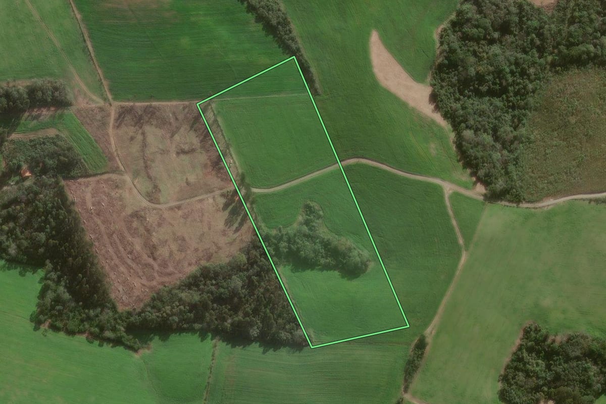 Imagem de satélite do imóvel rural em Canoinhas (SC), com o contorno declarado no CAR desenhado por cima.