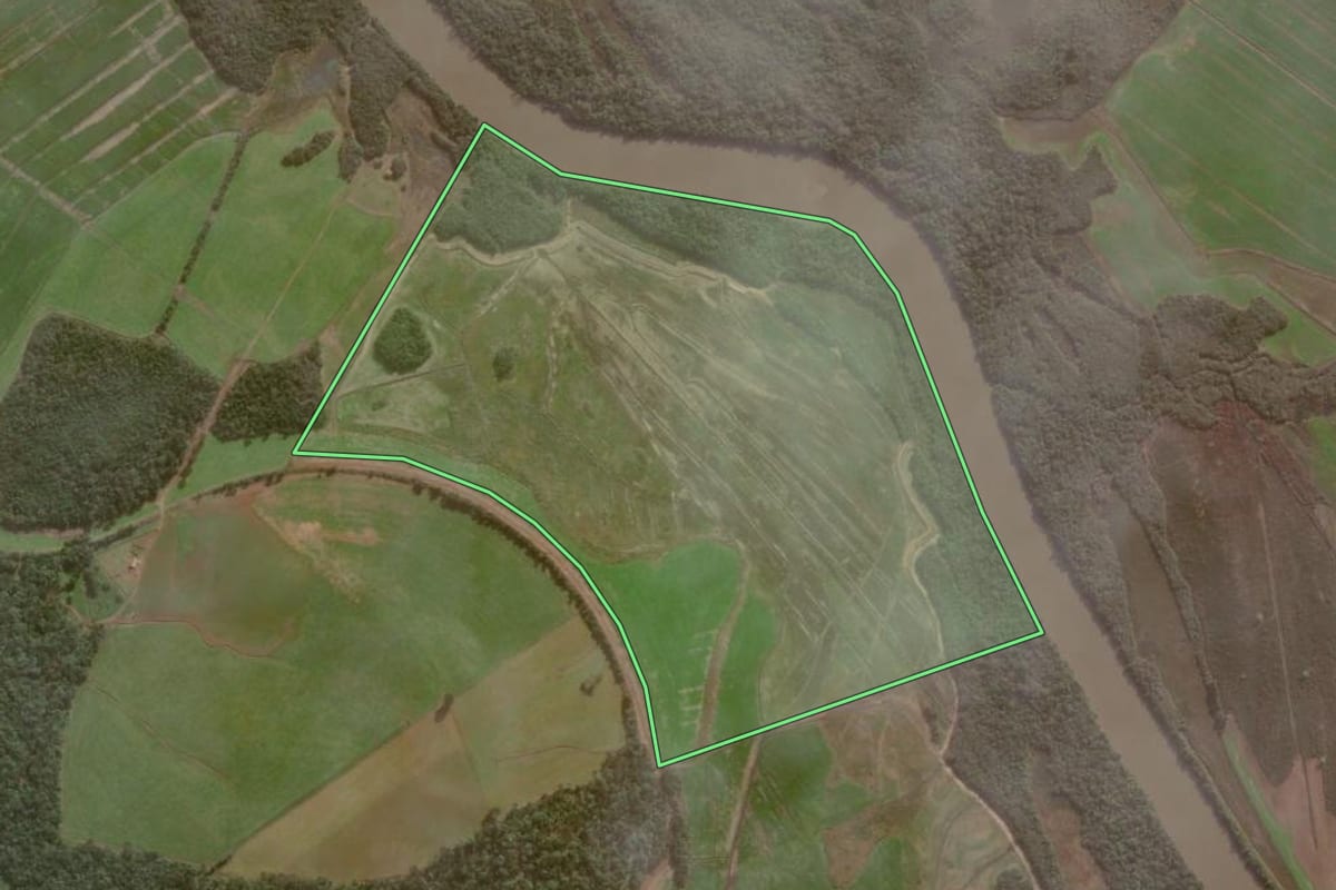 Imagem de satélite do imóvel rural em Canoinhas (SC), com o contorno declarado no CAR desenhado por cima.