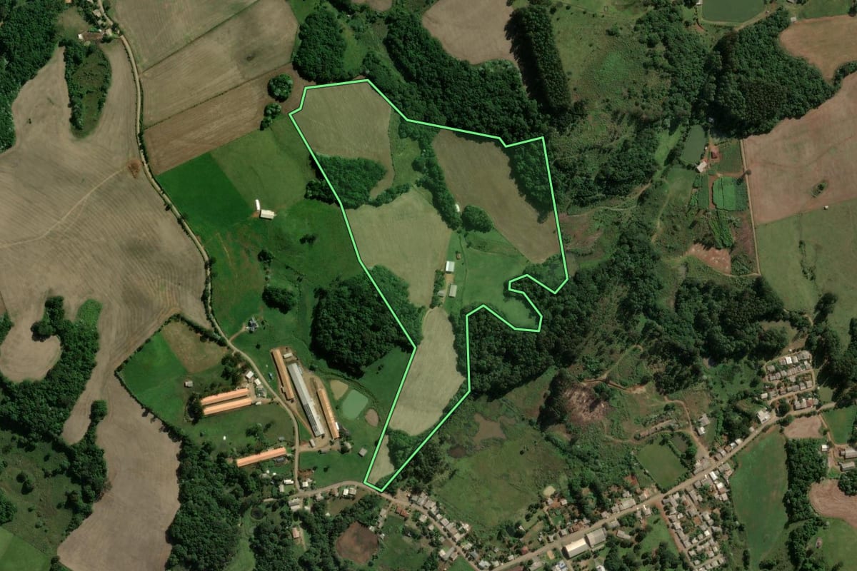 Imagem de satélite do imóvel rural em Capinzal (SC), com o contorno declarado no CAR desenhado por cima.