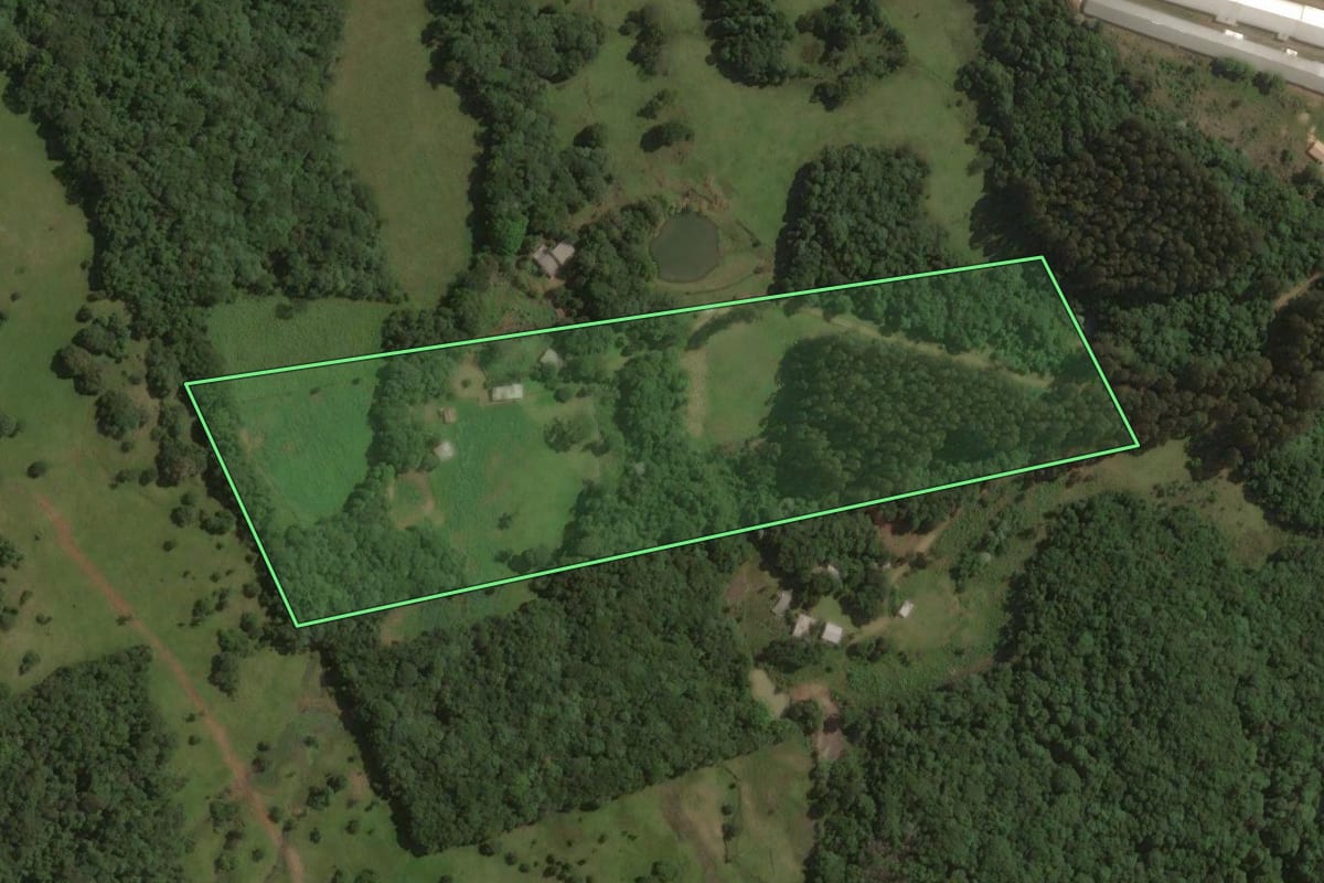 Imagem de satélite do imóvel rural em Capinzal (SC), com o contorno declarado no CAR desenhado por cima.