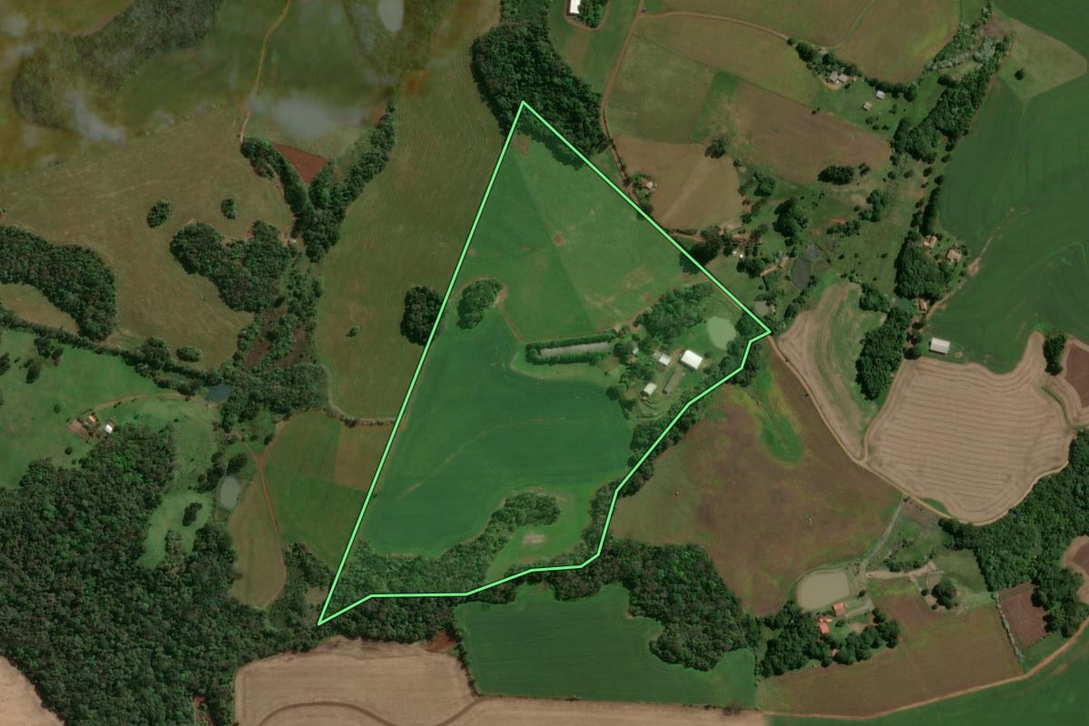 Imagem de satélite do imóvel rural em Capinzal (SC), com o contorno declarado no CAR desenhado por cima.