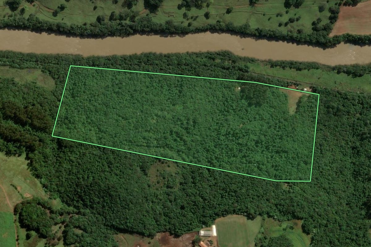 Imagem de satélite do imóvel rural em Capinzal (SC), com o contorno declarado no CAR desenhado por cima.