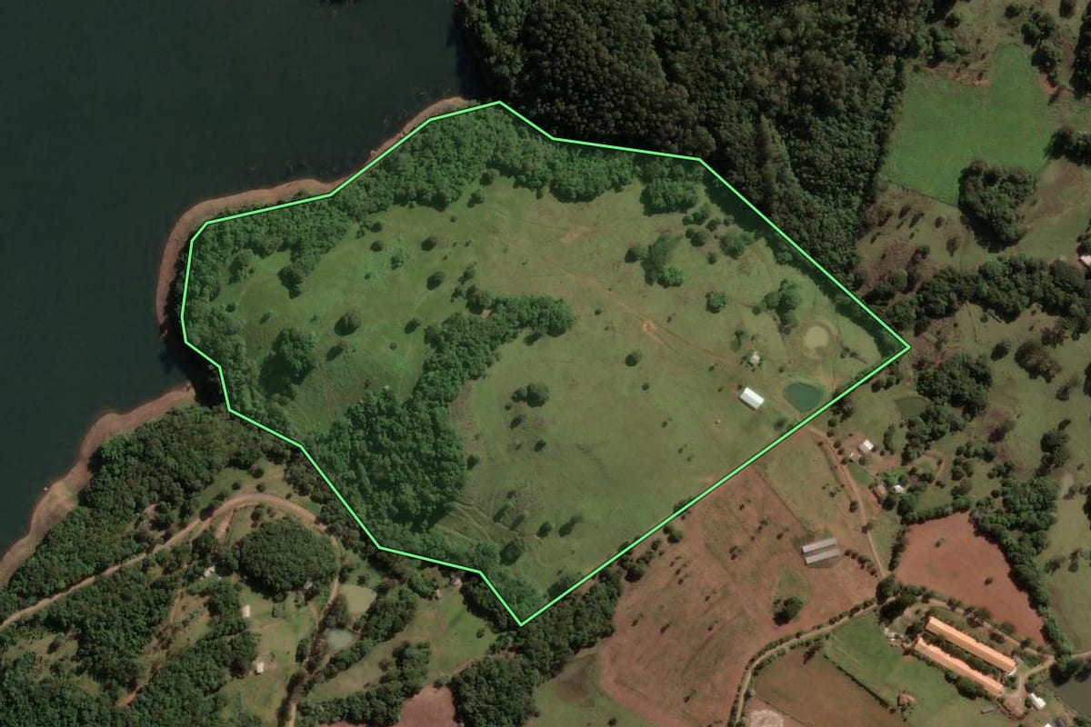 Imagem de satélite do imóvel rural em Capinzal (SC), com o contorno declarado no CAR desenhado por cima.