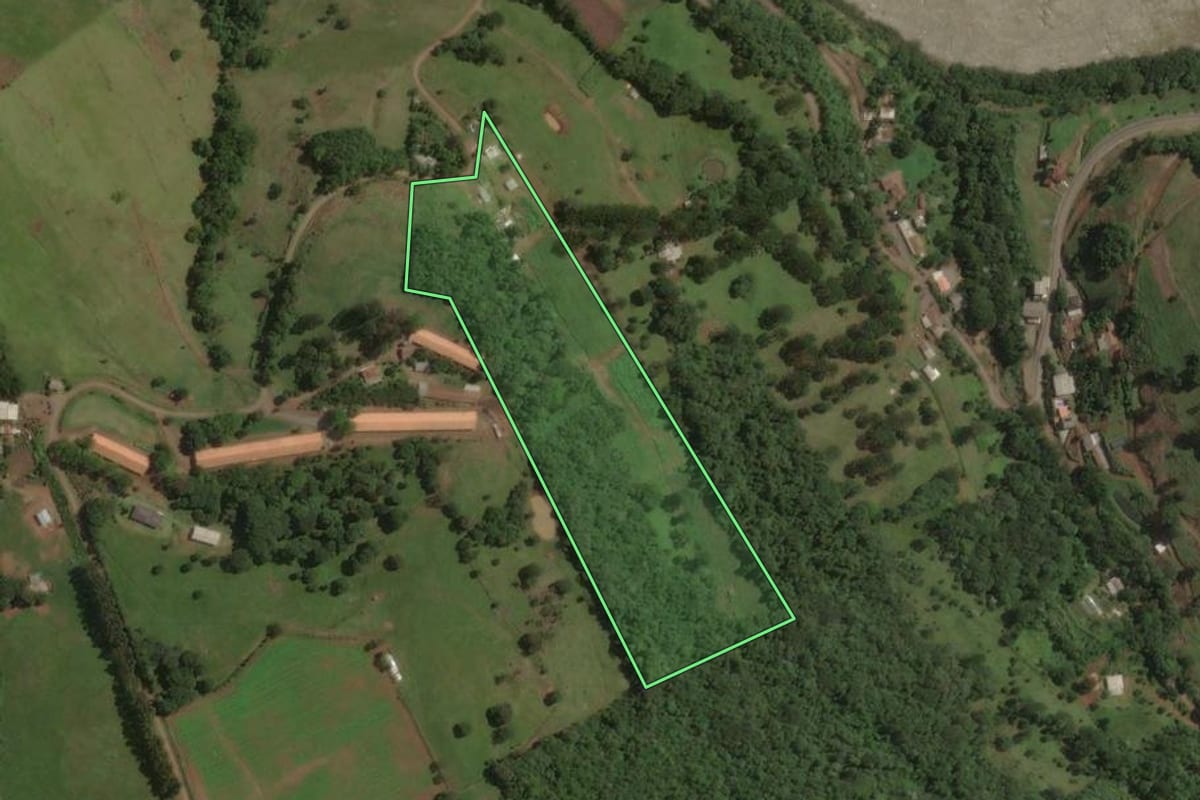 Imagem de satélite do imóvel rural em Capinzal (SC), com o contorno declarado no CAR desenhado por cima.