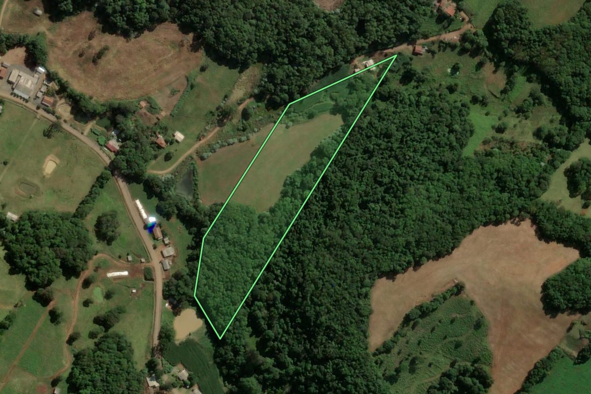 Imagem de satélite do imóvel rural em Capinzal (SC), com o contorno declarado no CAR desenhado por cima.