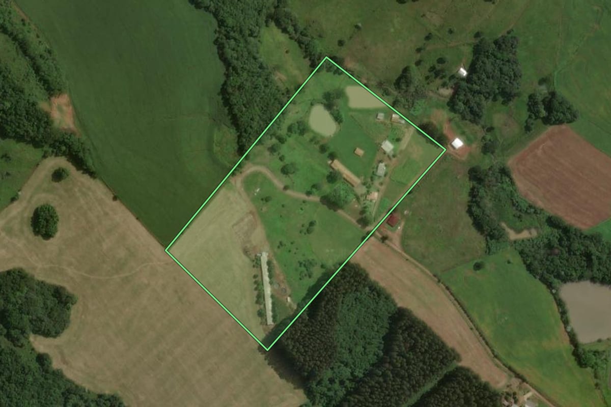 Imagem de satélite do imóvel rural em Capinzal (SC), com o contorno declarado no CAR desenhado por cima.