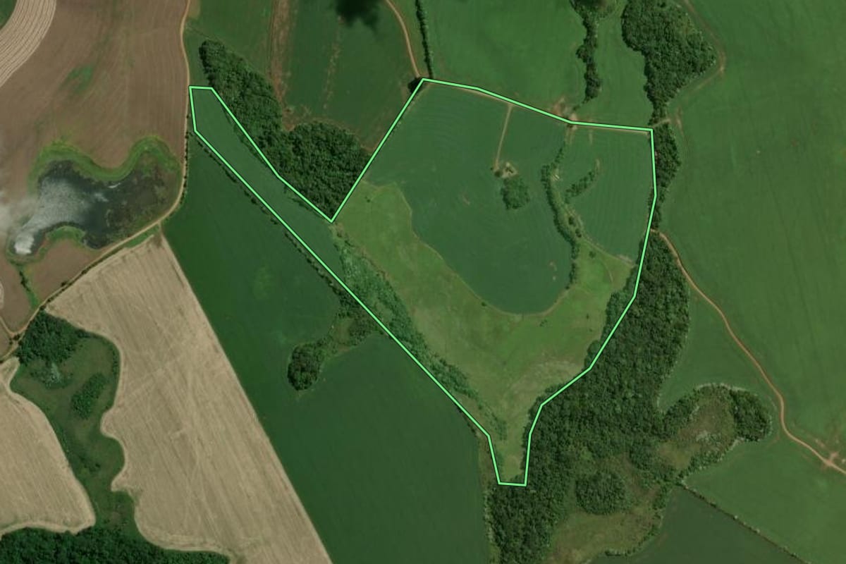 Imagem de satélite do imóvel rural em Capinzal (SC), com o contorno declarado no CAR desenhado por cima.