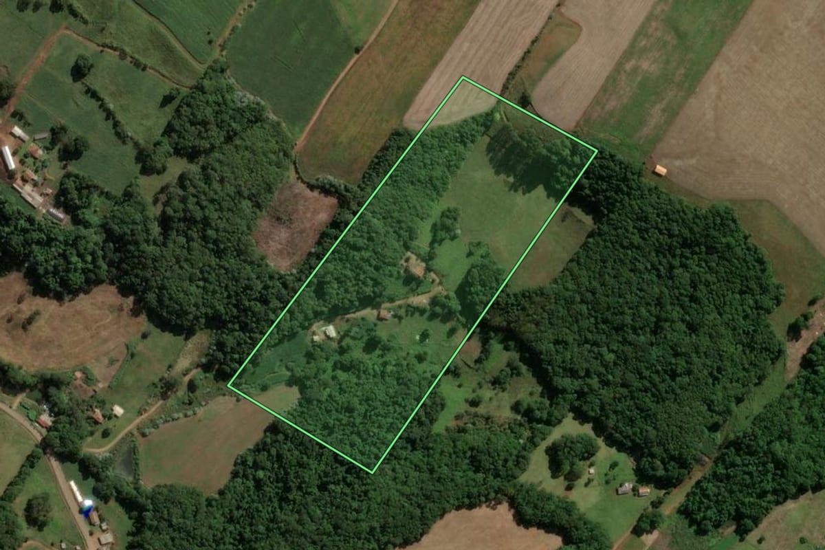 Imagem de satélite do imóvel rural em Capinzal (SC), com o contorno declarado no CAR desenhado por cima.