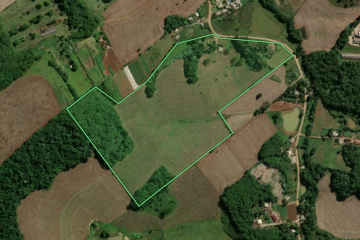 Imagem de satélite do imóvel rural em Capinzal (SC), com o contorno declarado no CAR desenhado por cima.