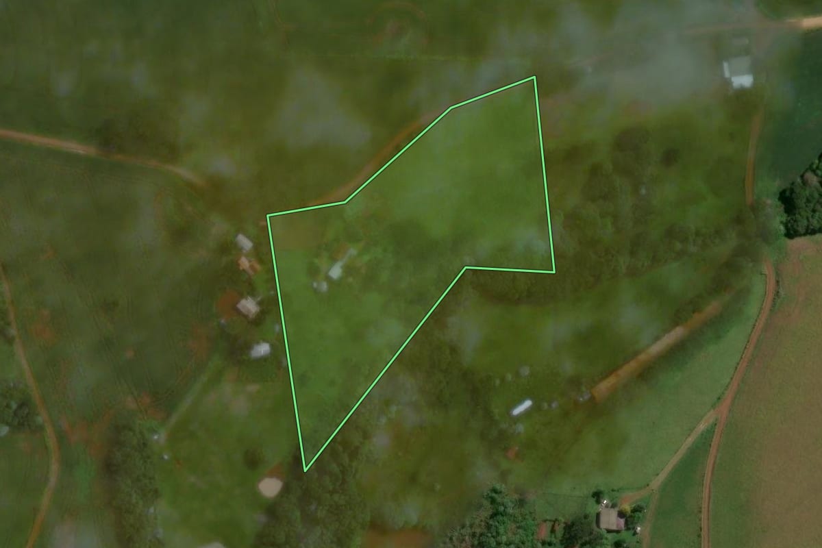 Imagem de satélite do imóvel rural em Capinzal (SC), com o contorno declarado no CAR desenhado por cima.