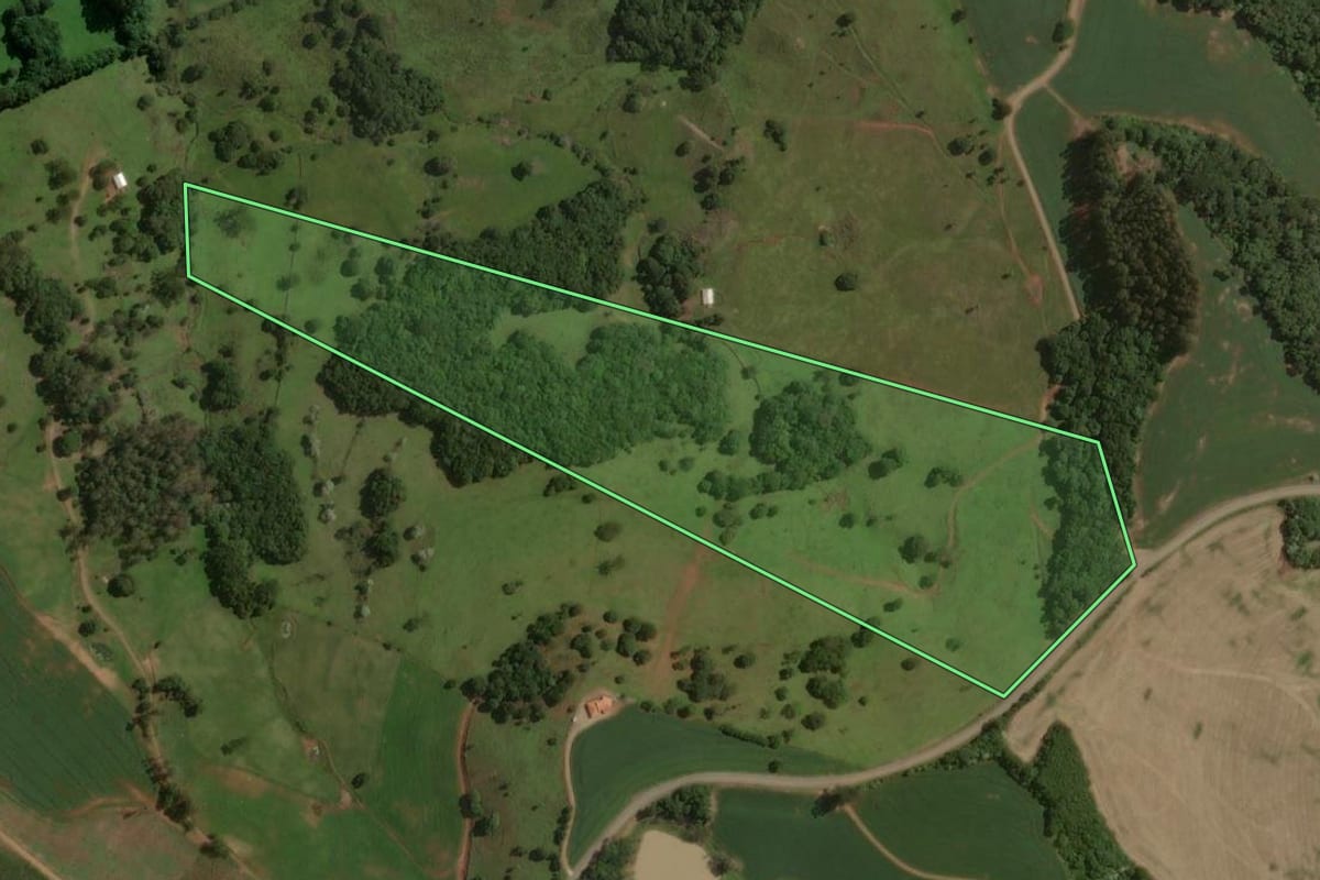Imagem de satélite do imóvel rural em Capinzal (SC), com o contorno declarado no CAR desenhado por cima.