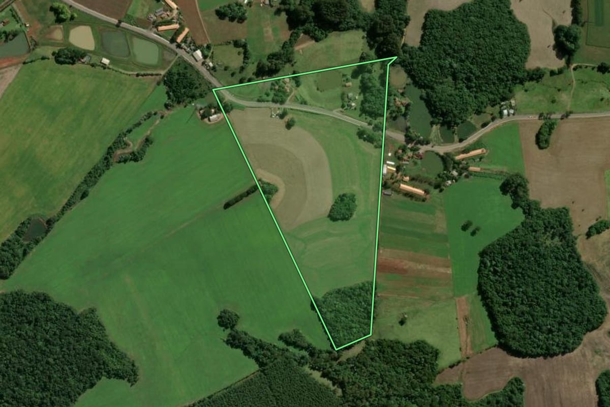 Imagem de satélite do imóvel rural em Capinzal (SC), com o contorno declarado no CAR desenhado por cima.