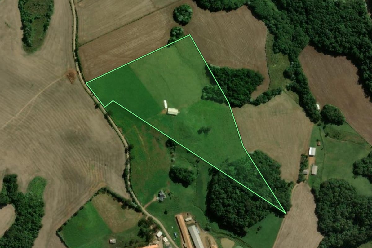 Imagem de satélite do imóvel rural em Capinzal (SC), com o contorno declarado no CAR desenhado por cima.