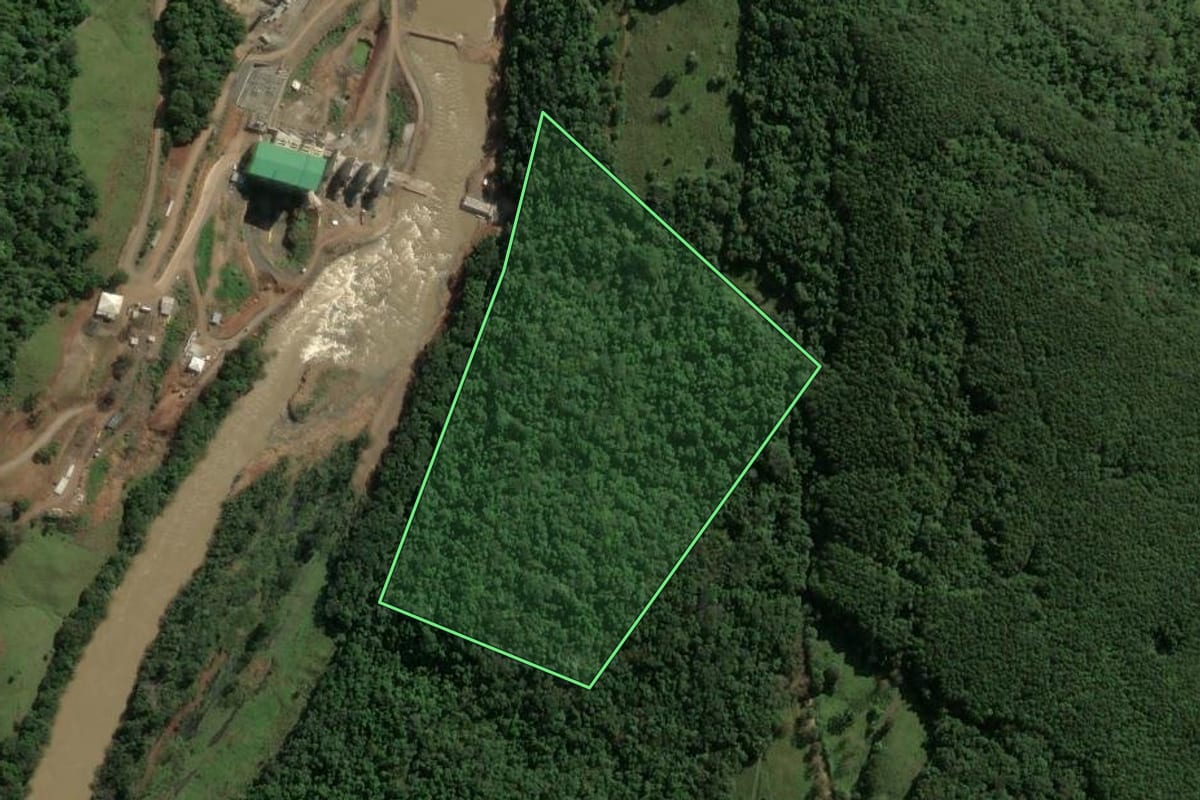 Imagem de satélite do imóvel rural em Capinzal (SC), com o contorno declarado no CAR desenhado por cima.