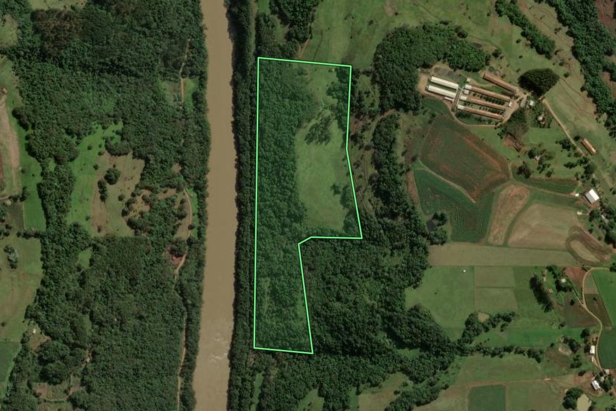 Imagem de satélite do imóvel rural em Capinzal (SC), com o contorno declarado no CAR desenhado por cima.