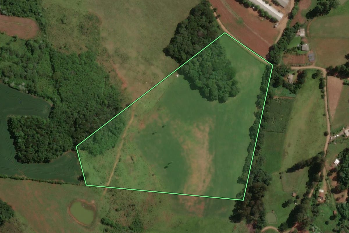 Imagem de satélite do imóvel rural em Capinzal (SC), com o contorno declarado no CAR desenhado por cima.