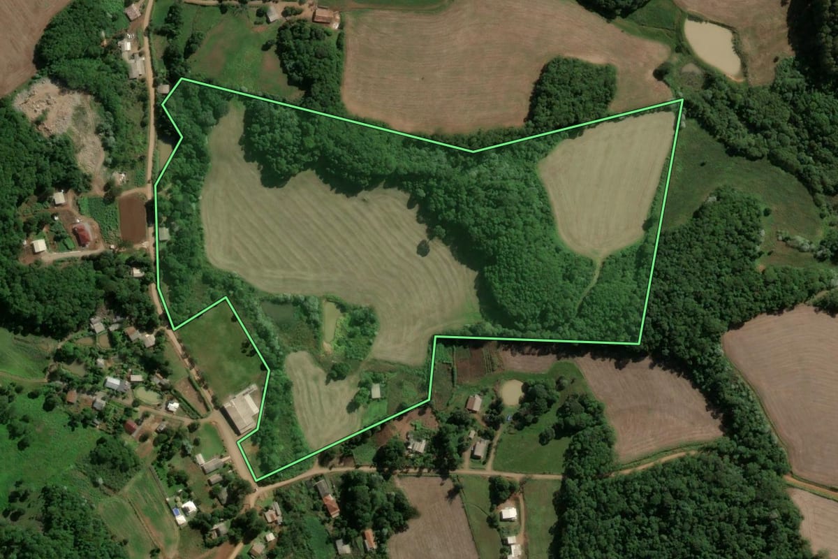 Imagem de satélite do imóvel rural em Capinzal (SC), com o contorno declarado no CAR desenhado por cima.
