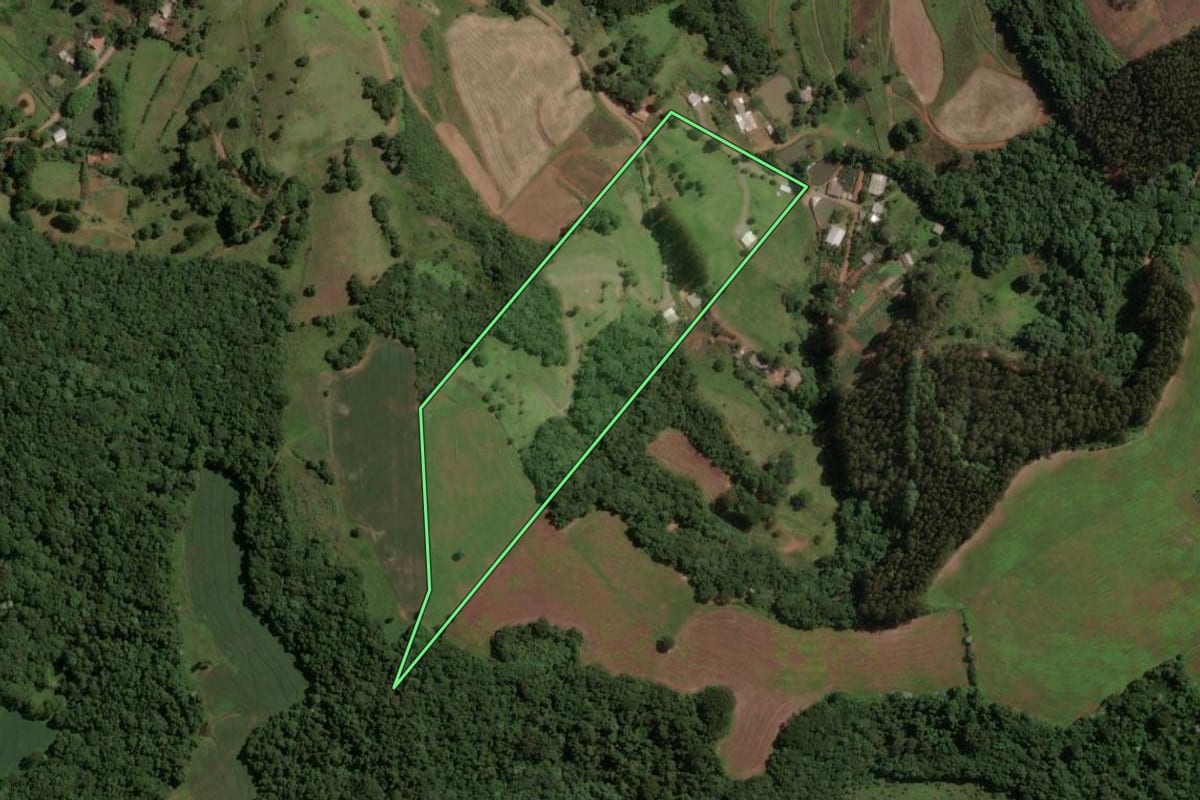 Imagem de satélite do imóvel rural em Capinzal (SC), com o contorno declarado no CAR desenhado por cima.
