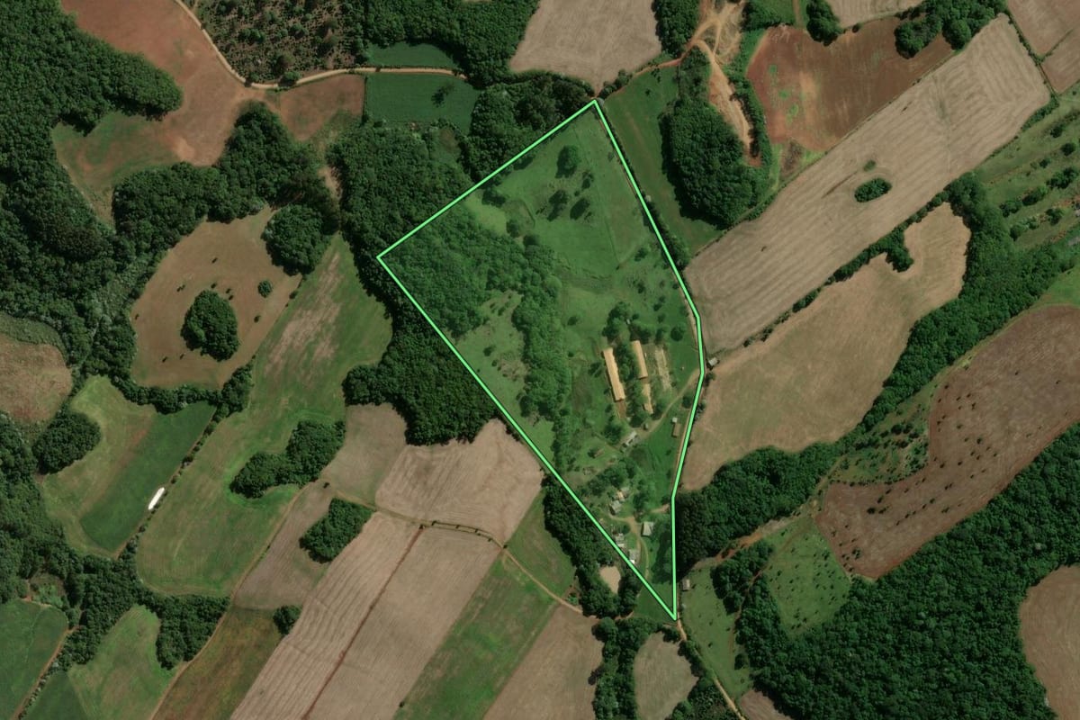 Imagem de satélite do imóvel rural em Capinzal (SC), com o contorno declarado no CAR desenhado por cima.