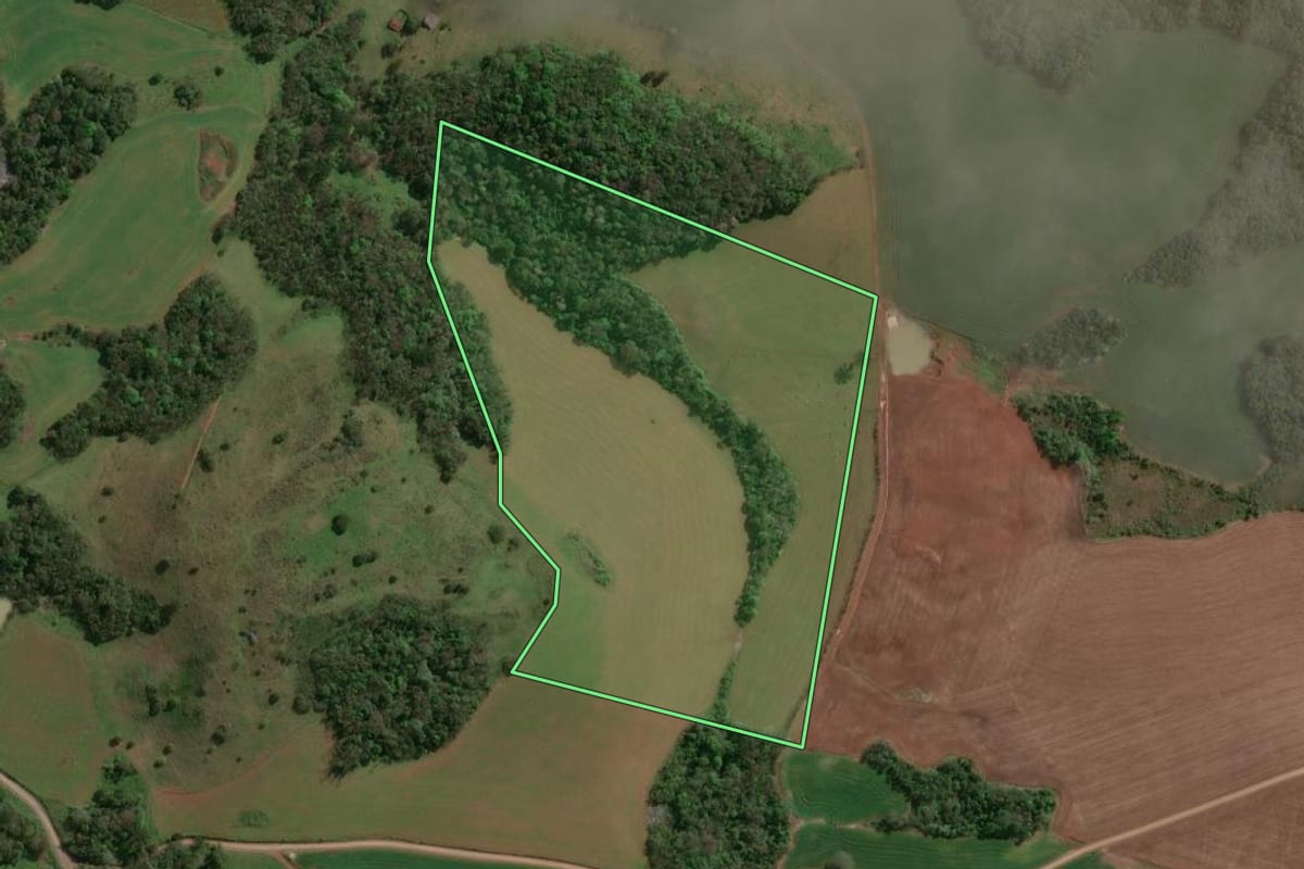 Imagem de satélite do imóvel rural em Capinzal (SC), com o contorno declarado no CAR desenhado por cima.