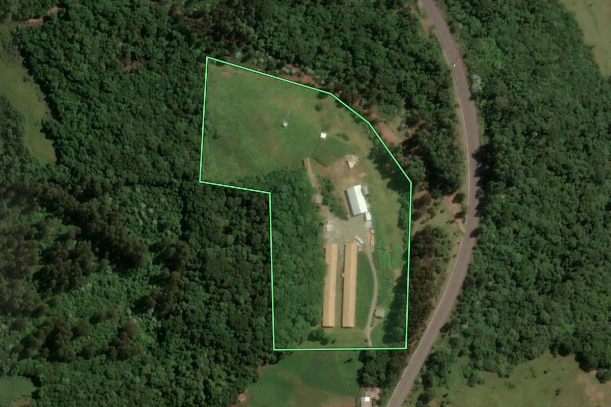 Imagem de satélite do imóvel rural em Capinzal (SC), com o contorno declarado no CAR desenhado por cima.