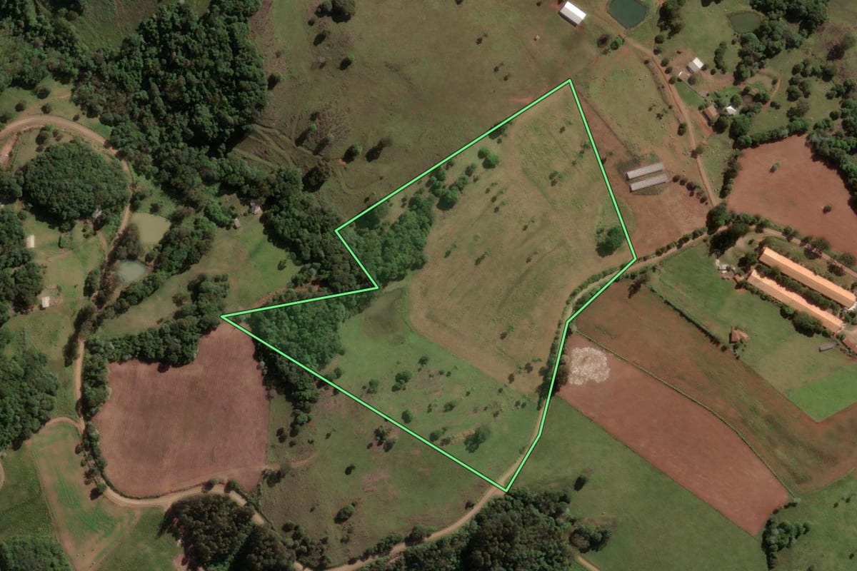 Imagem de satélite do imóvel rural em Capinzal (SC), com o contorno declarado no CAR desenhado por cima.