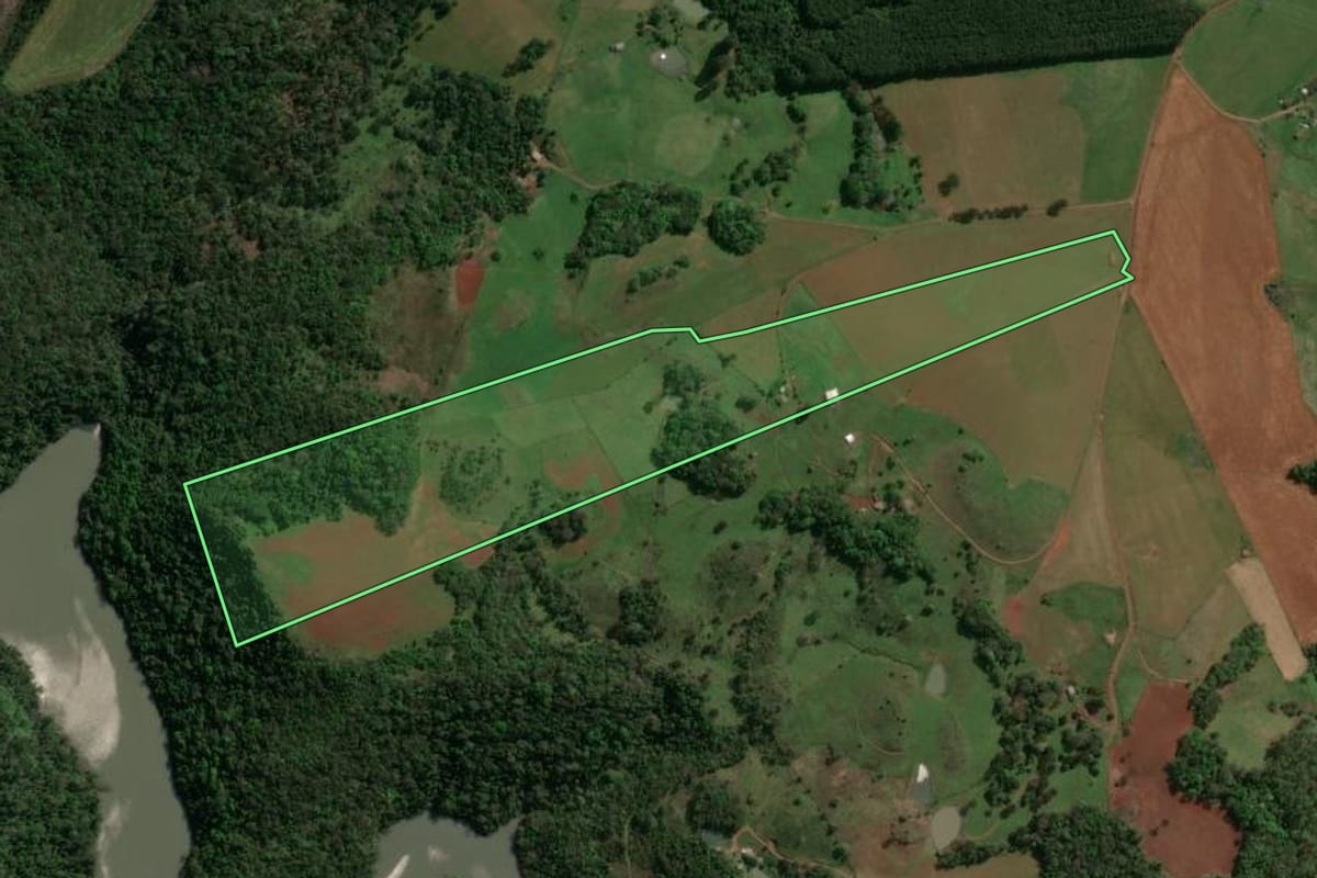 Imagem de satélite do imóvel rural em Capinzal (SC), com o contorno declarado no CAR desenhado por cima.