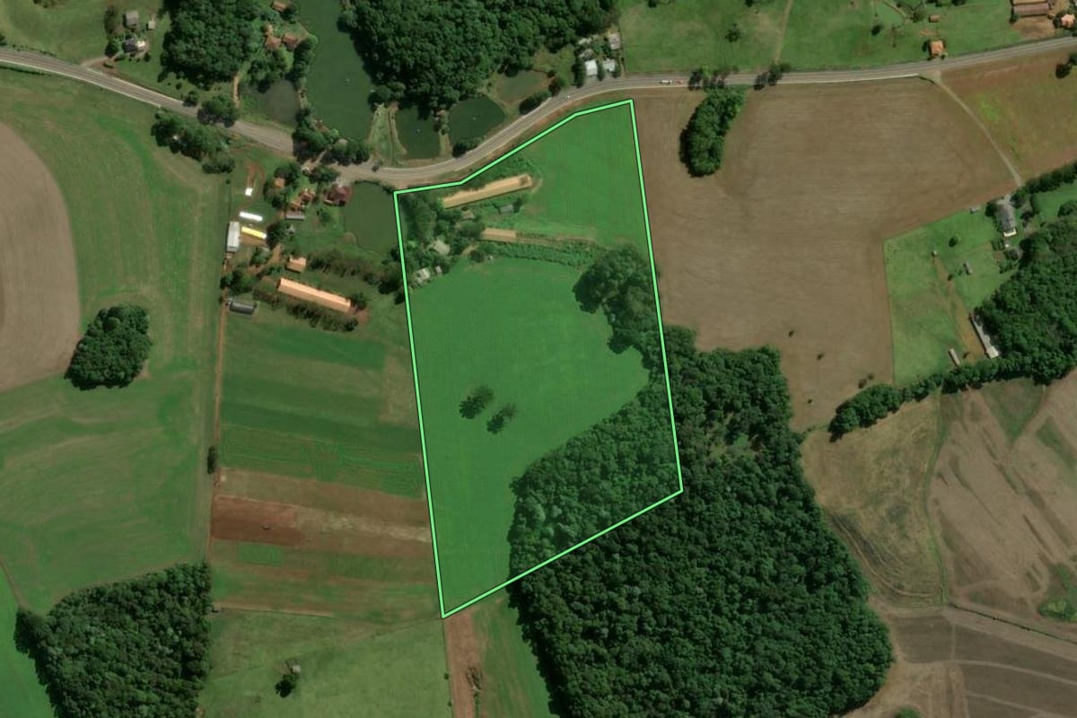 Imagem de satélite do imóvel rural em Capinzal (SC), com o contorno declarado no CAR desenhado por cima.